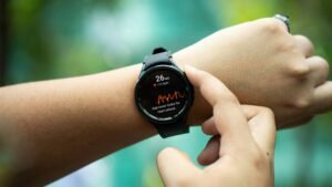 Smartwatch tracking activity as part of everyday tech usage